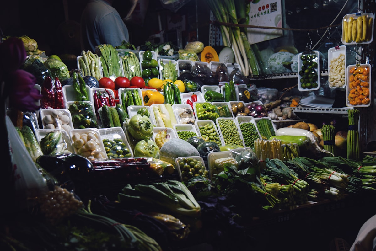 Une assiette équilibrée avec des légumes, protéines et grains entiers